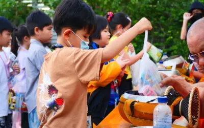 กิจกรรม ทำบุญตักบาตร อย่างอิ่มบุญ พร้อมเปิดใจรับฟังธรรมจากพระอาจารย์ ในหัวข้อ “ไม่คบคนพาล”