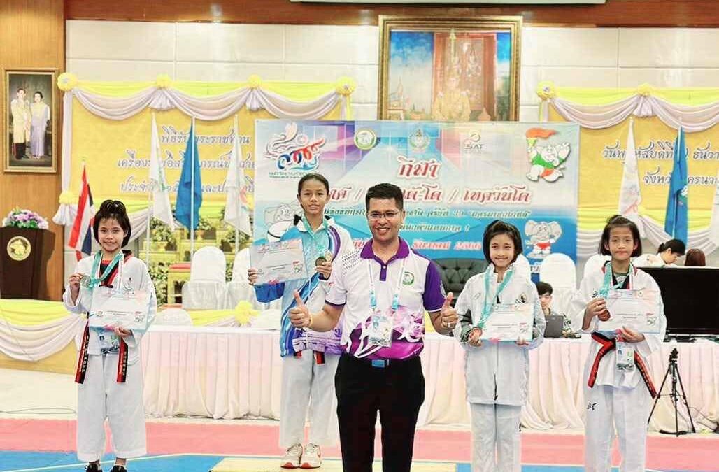 เด็กหญิงณชนก จันทรศาล ชั้น ป.6/1 รางวัลชนะเลิศ กีฬาเทควันโด ประเภทหญิง/คาเด็ท น้ำหนักไม่เกิน 33 กก.